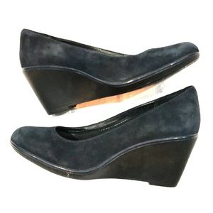 EUC!  Clarks wedge suede pumps navy